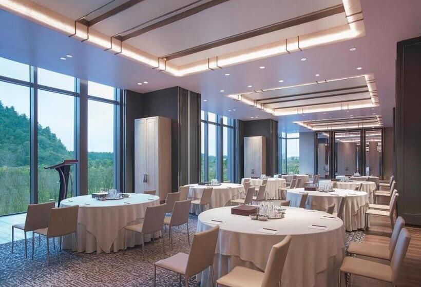 Отель New World Guiyang