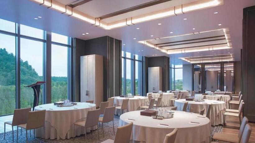 Отель New World Guiyang