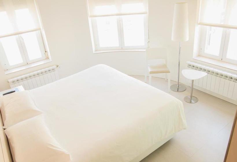 هتل Monjes Magnos