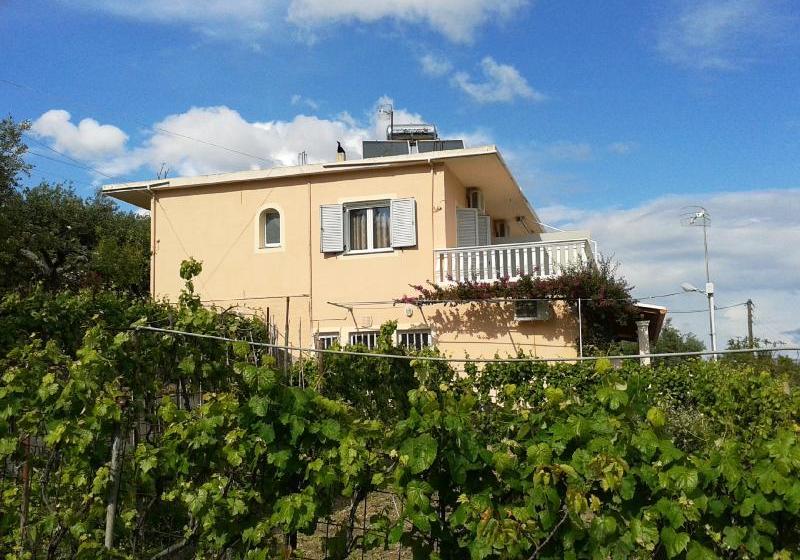 Apostolos & Eleni Family Apartments