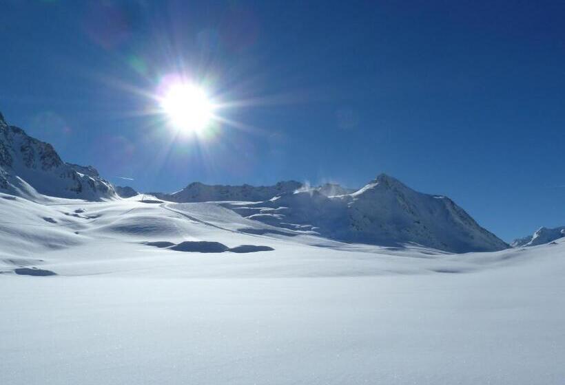 Glacier Hotel Grawand