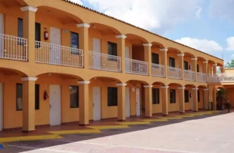 ホテル Maria Luisa Inn & Suites