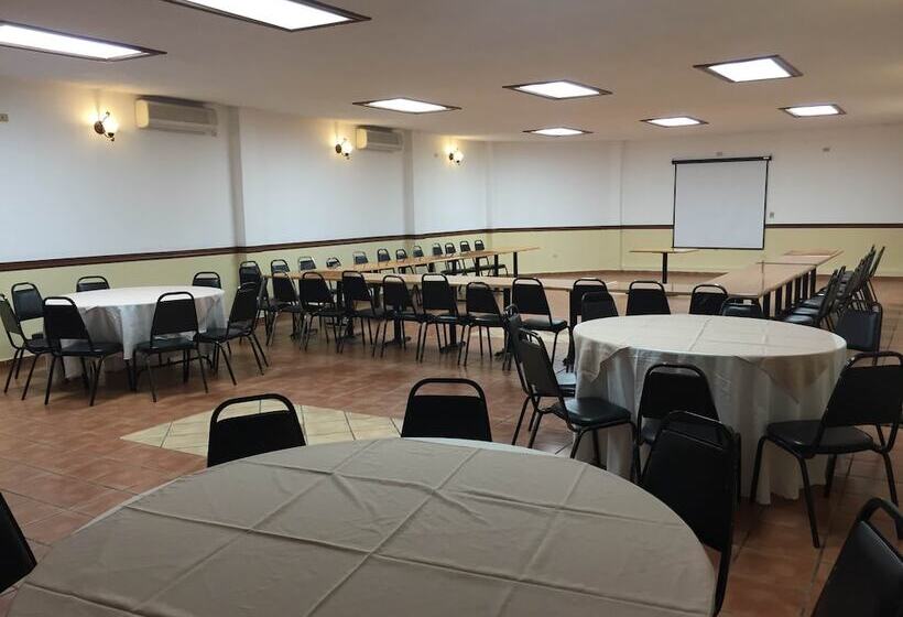 فندق Maria Luisa Inn & Suites