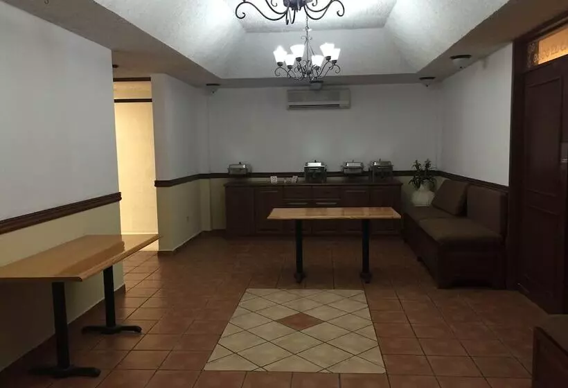 ホテル Maria Luisa Inn & Suites