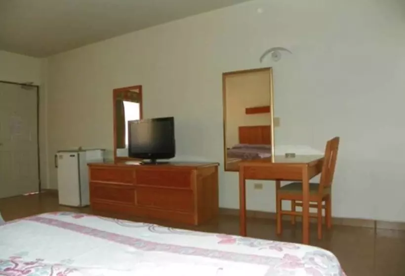 ホテル Maria Luisa Inn & Suites