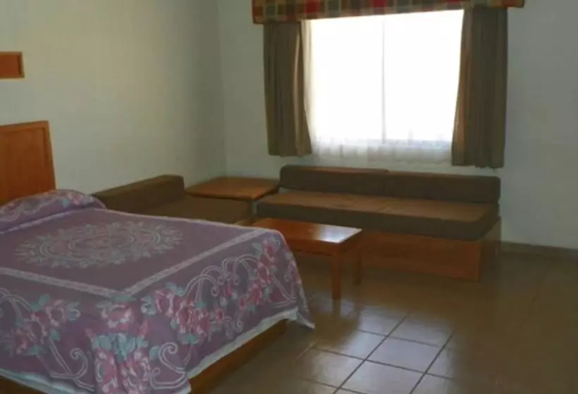ホテル Maria Luisa Inn & Suites