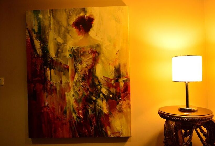 هتل Nadine Boutique Suites