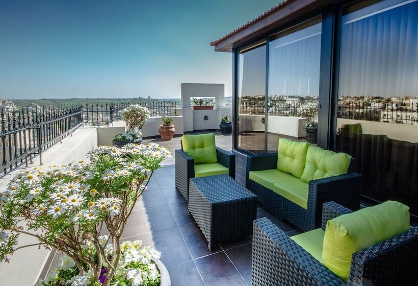 هتل Nadine Boutique Suites