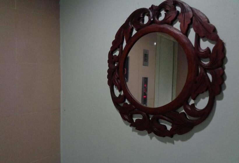 فندق Reddoorz Syariah At Grand Taufiq Tarakan