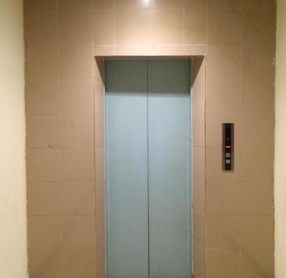 فندق Reddoorz Syariah At Grand Taufiq Tarakan