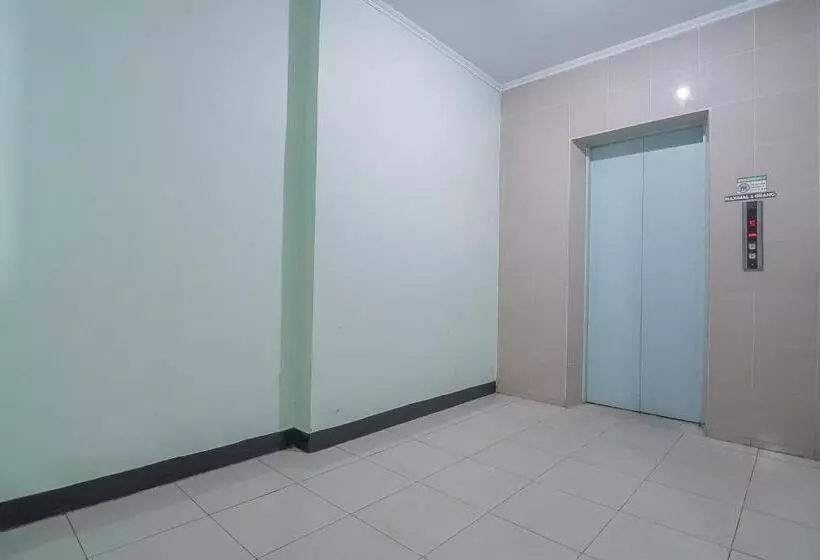 ホテル Reddoorz Syariah At Grand Taufiq Tarakan