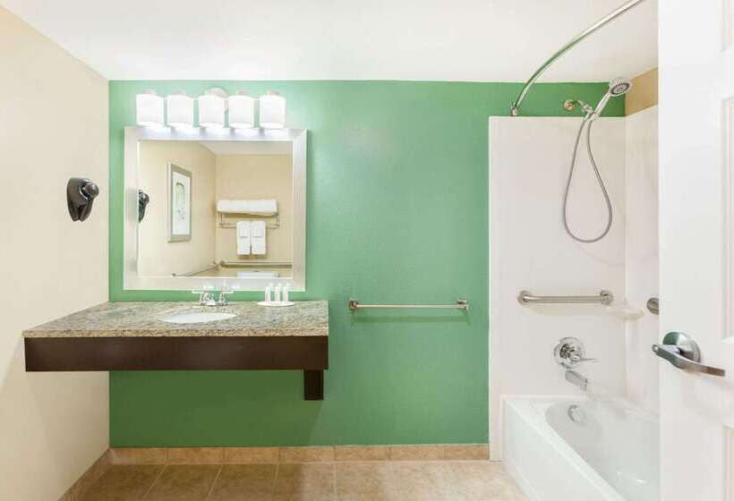 فندق Baymont By Wyndham Midland Center