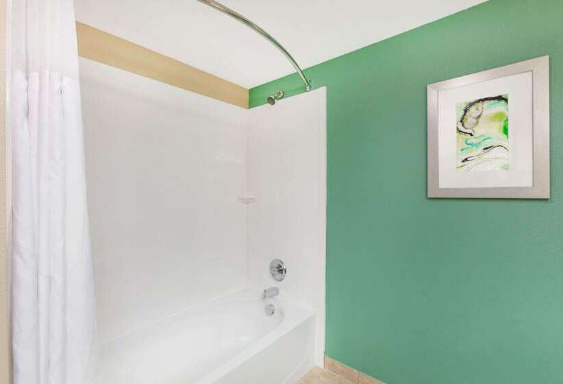 فندق Baymont By Wyndham Midland Center