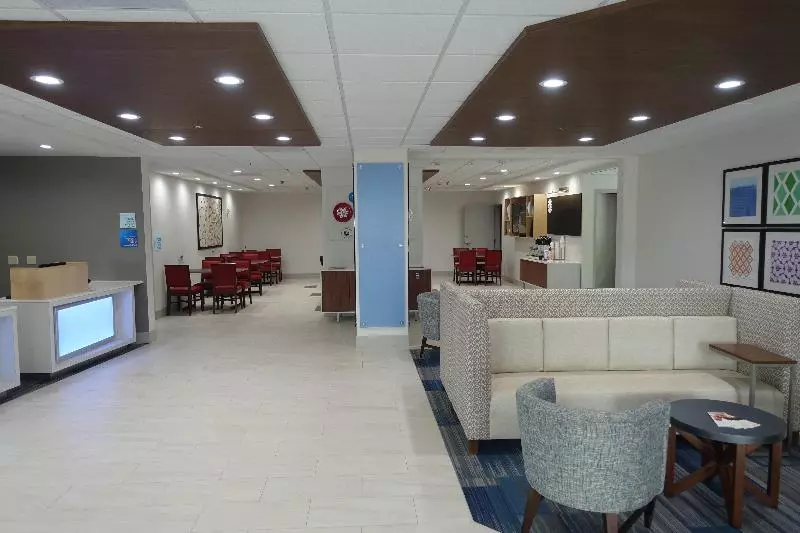 هتل Holiday Inn Express & Suites Brentwood By Ihg