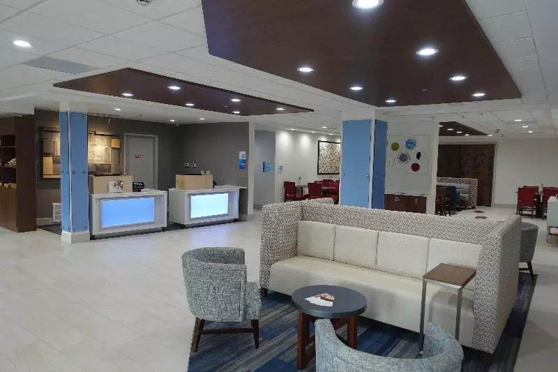 هتل Holiday Inn Express & Suites Brentwood By Ihg
