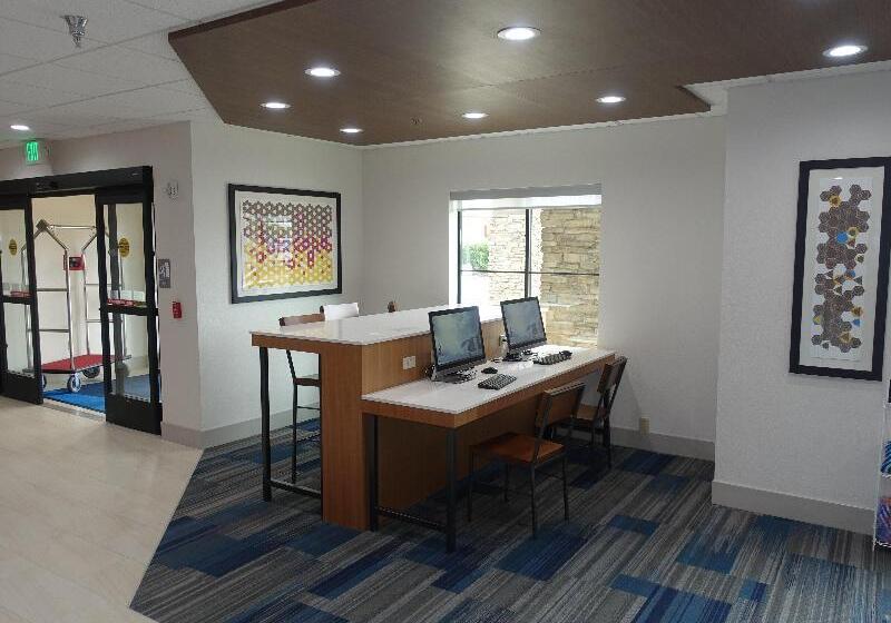 Отель Holiday Inn Express & Suites Brentwood By Ihg