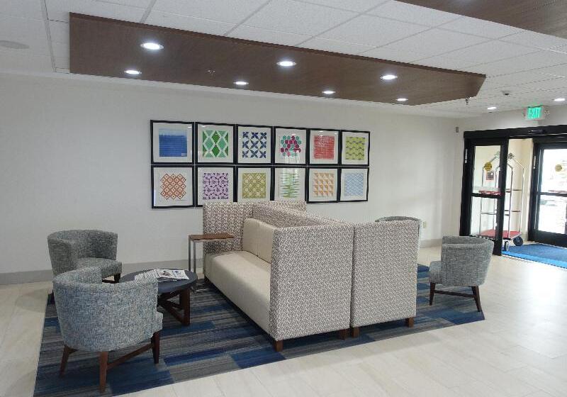 Отель Holiday Inn Express & Suites Brentwood By Ihg