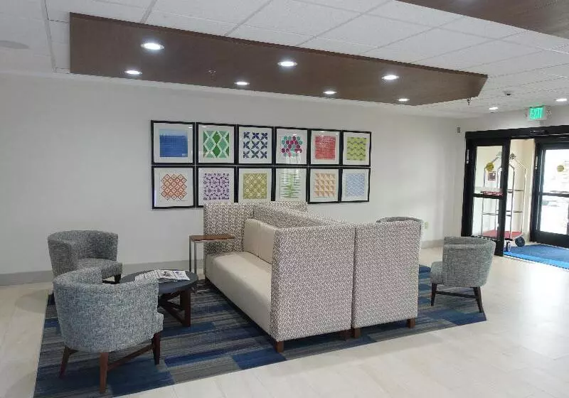 هتل Holiday Inn Express & Suites Brentwood By Ihg