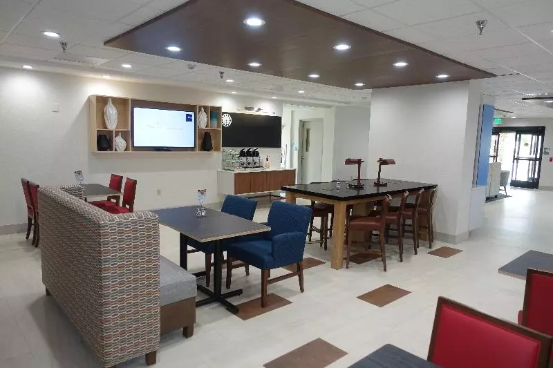 هتل Holiday Inn Express & Suites Brentwood By Ihg