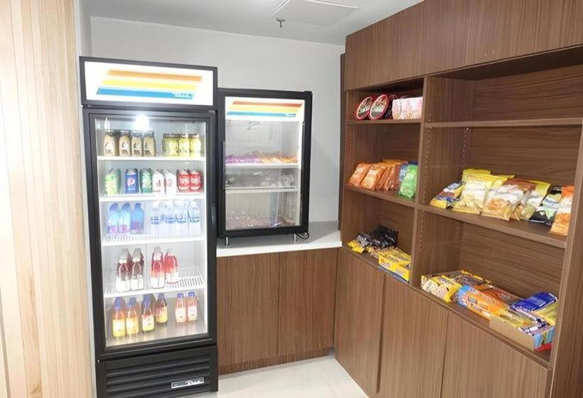 Отель Holiday Inn Express & Suites Brentwood By Ihg