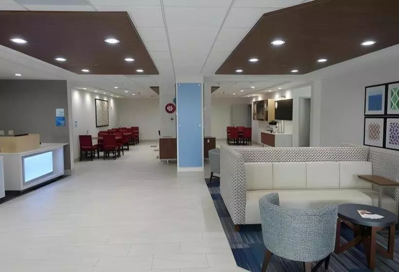 هتل Holiday Inn Express & Suites Brentwood By Ihg