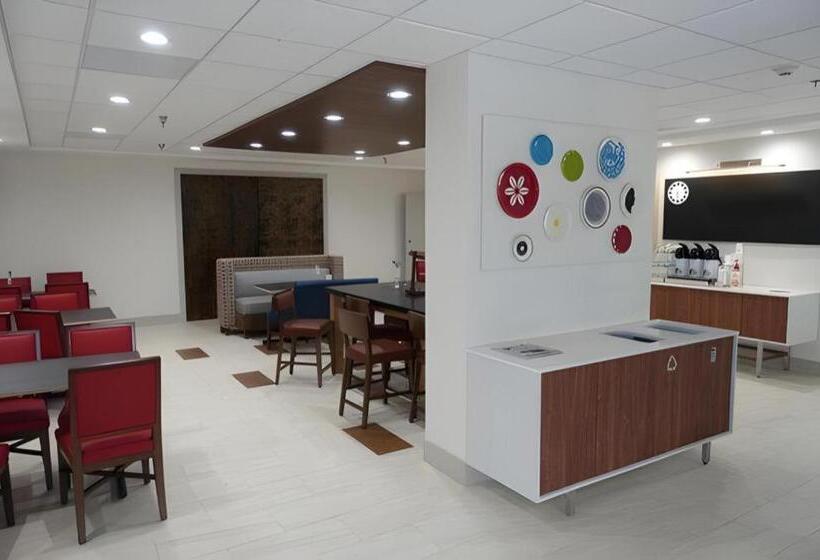 Отель Holiday Inn Express & Suites Brentwood By Ihg