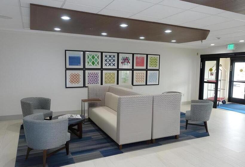 Отель Holiday Inn Express & Suites Brentwood By Ihg