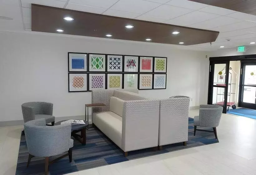 هتل Holiday Inn Express & Suites Brentwood By Ihg