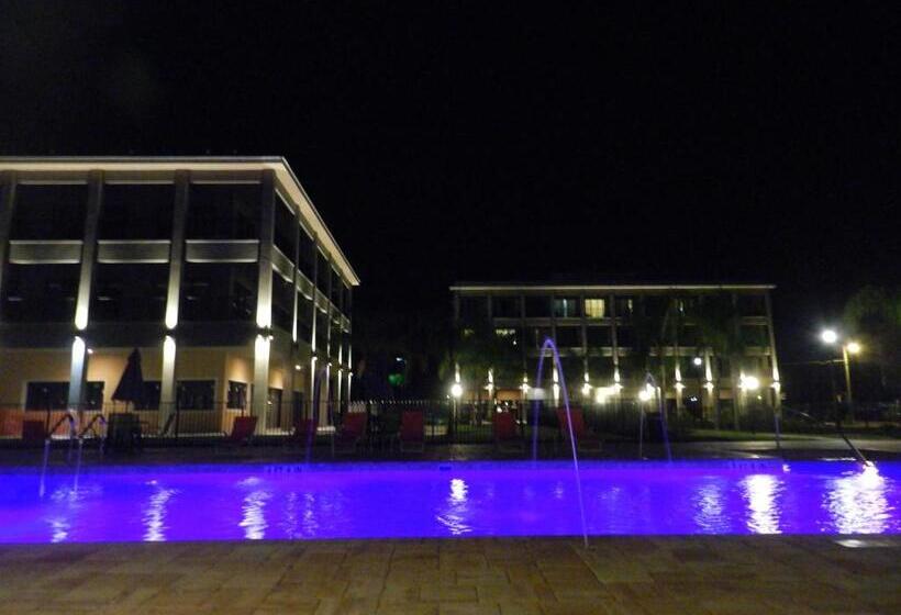 ホテル The Citrus On The Lake