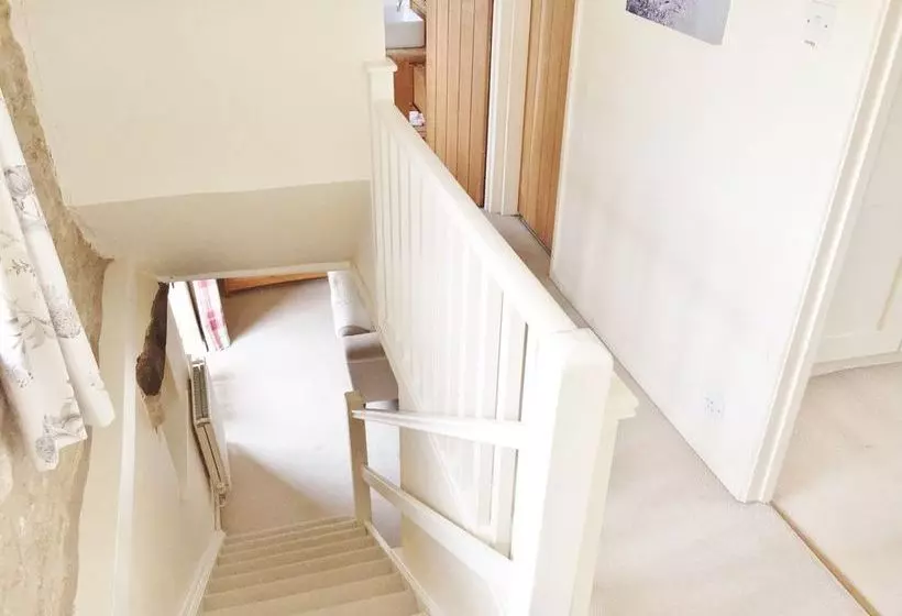 Period & Contempory Family Friendly Cotswold Cottage