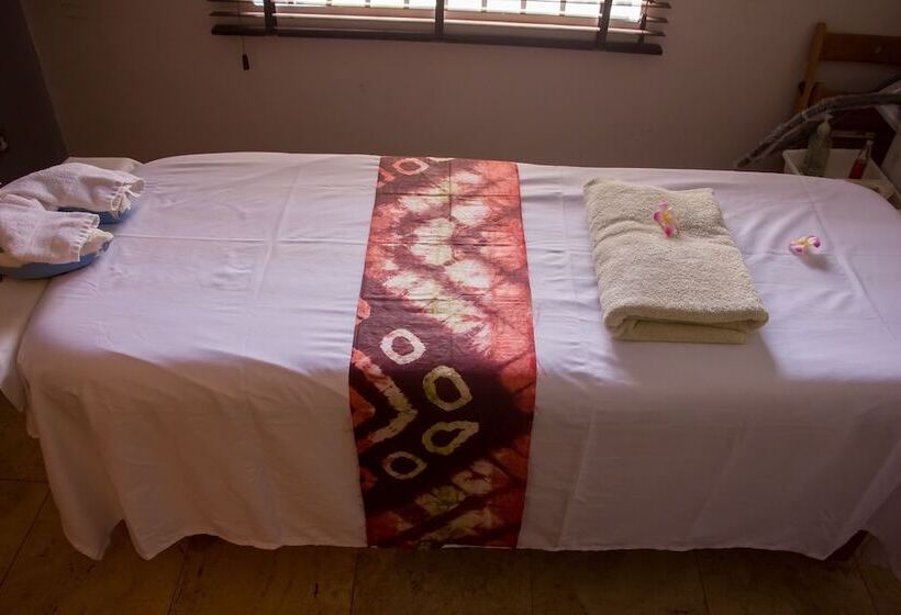 Cata Apartment Hotel And Spa