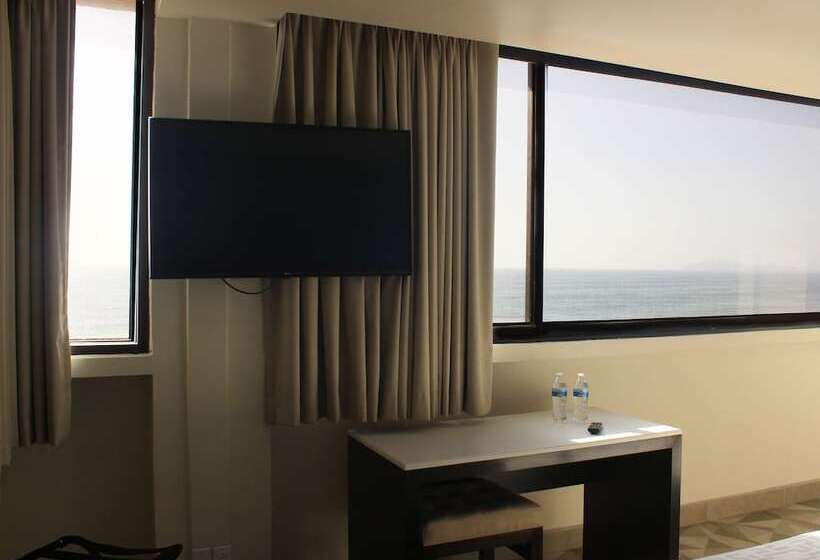 Отель Corona Plaza