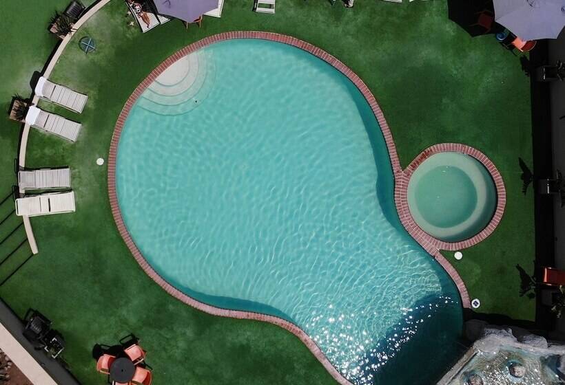 Отель Corona Plaza