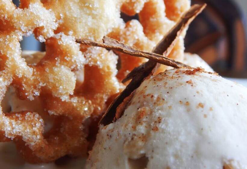 Отель Corona Plaza