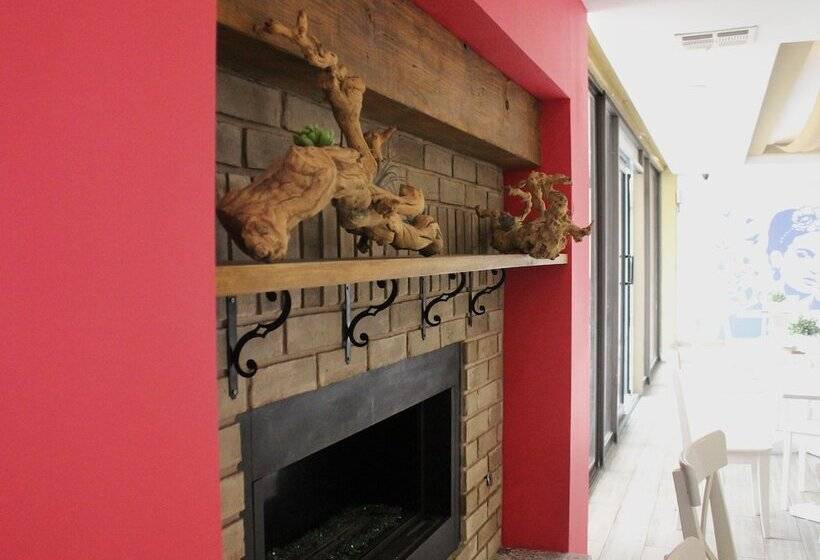 Отель Corona Plaza