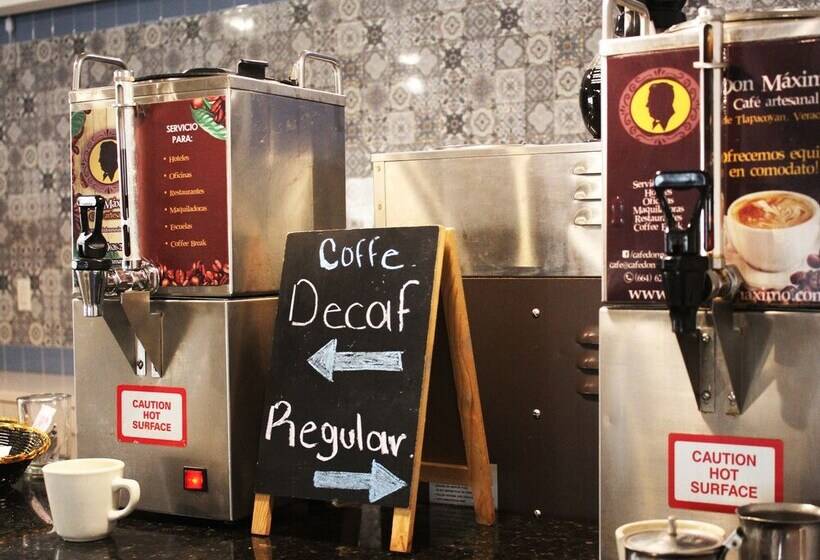 Отель Corona Plaza