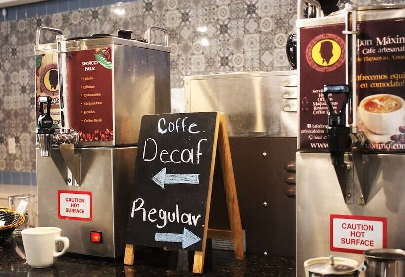 Отель Corona Plaza