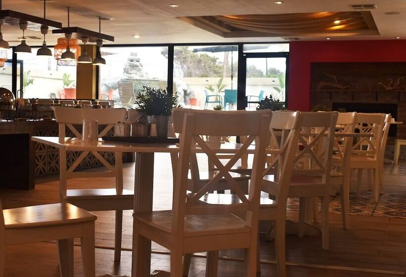 Отель Corona Plaza