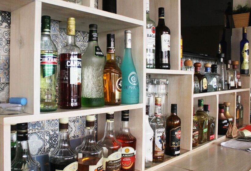 Отель Corona Plaza