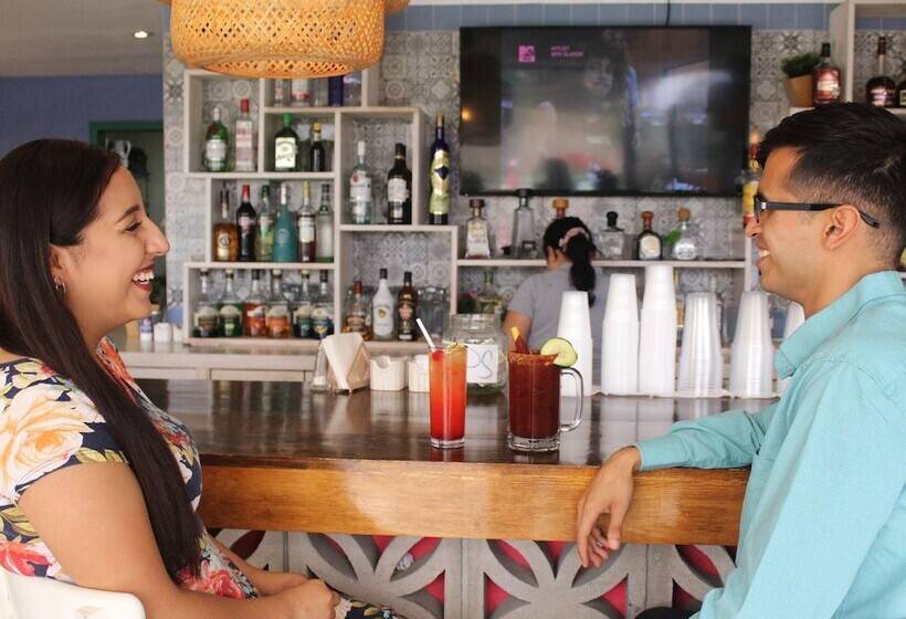 Отель Corona Plaza