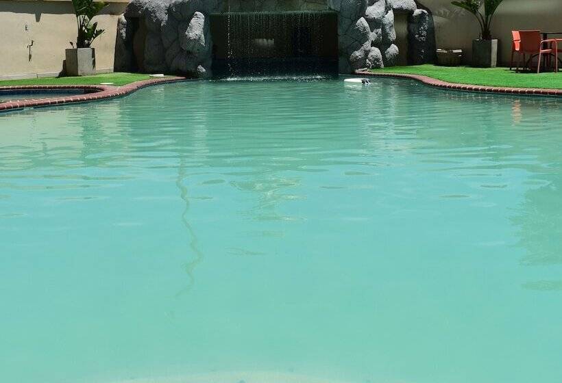 Отель Corona Plaza