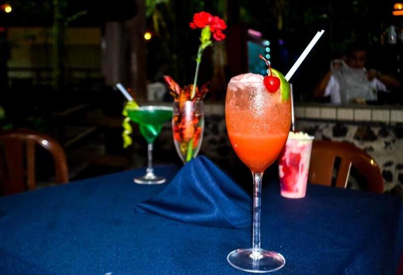 ホテル Termales Del Bosque & Hot Springs