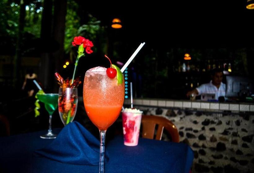 ホテル Termales Del Bosque & Hot Springs