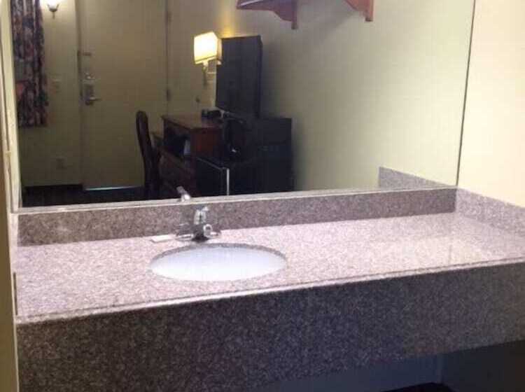 Мотель Hospitality Inn   Buffalo Airport