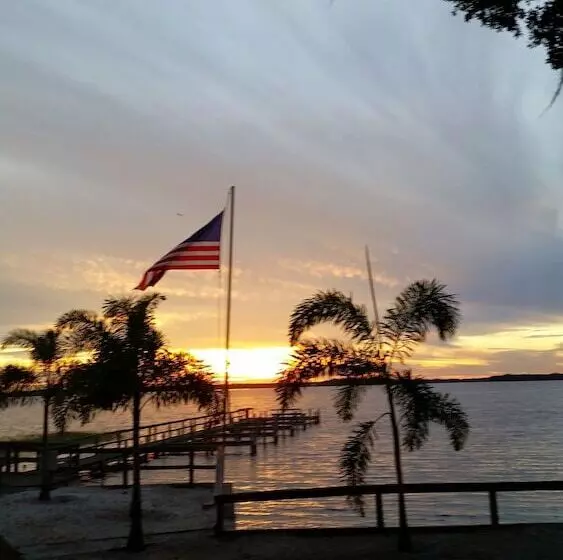 モーテル Lakeside Inn And Cafe