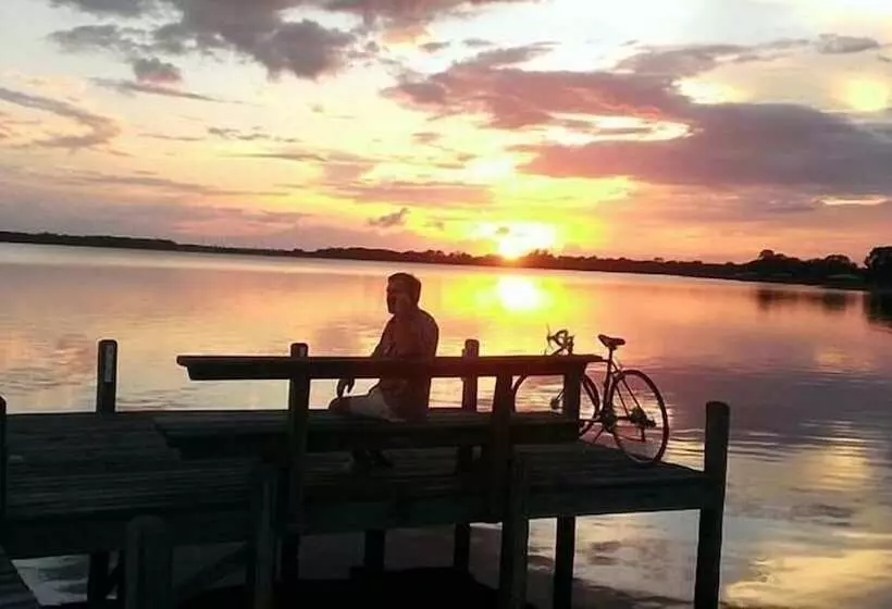モーテル Lakeside Inn And Cafe