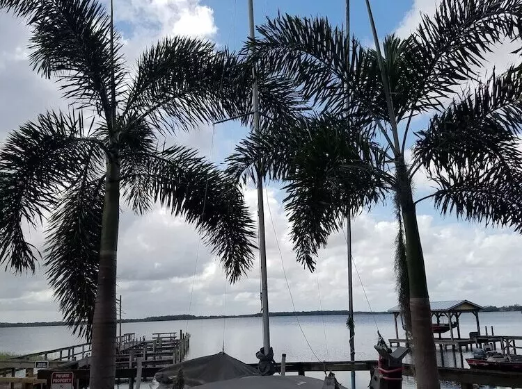 モーテル Lakeside Inn And Cafe