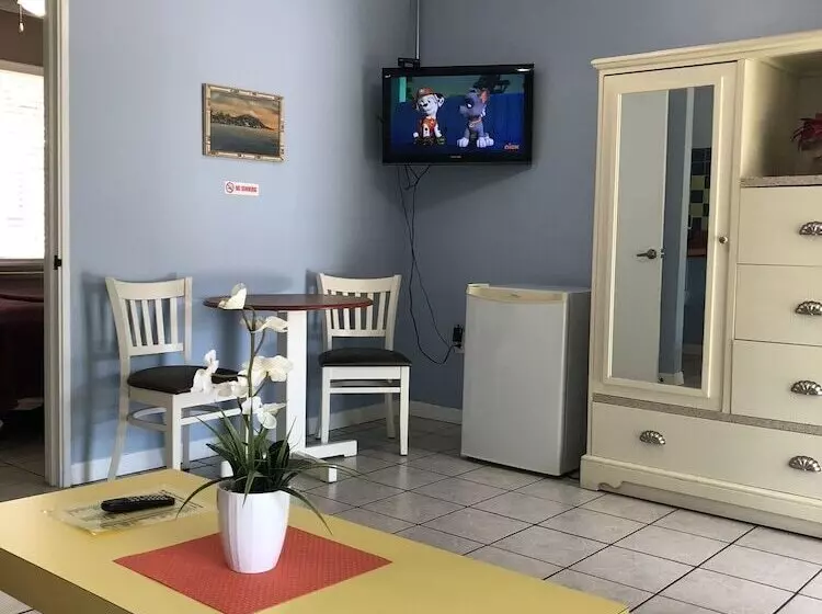 モーテル Lakeside Inn And Cafe
