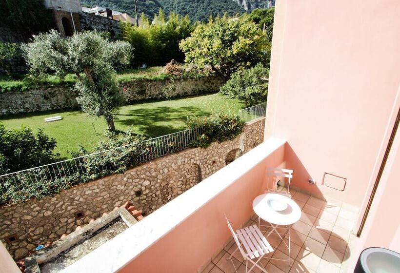 بنسيون Capri Inn