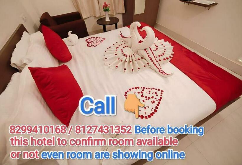 Pension (Hôtel basse catégorie) Sada Shiv Guest House ,similar To 3 Star Type, Near Kashi Vishwanath Temple And Dashashwamedh Ghat W